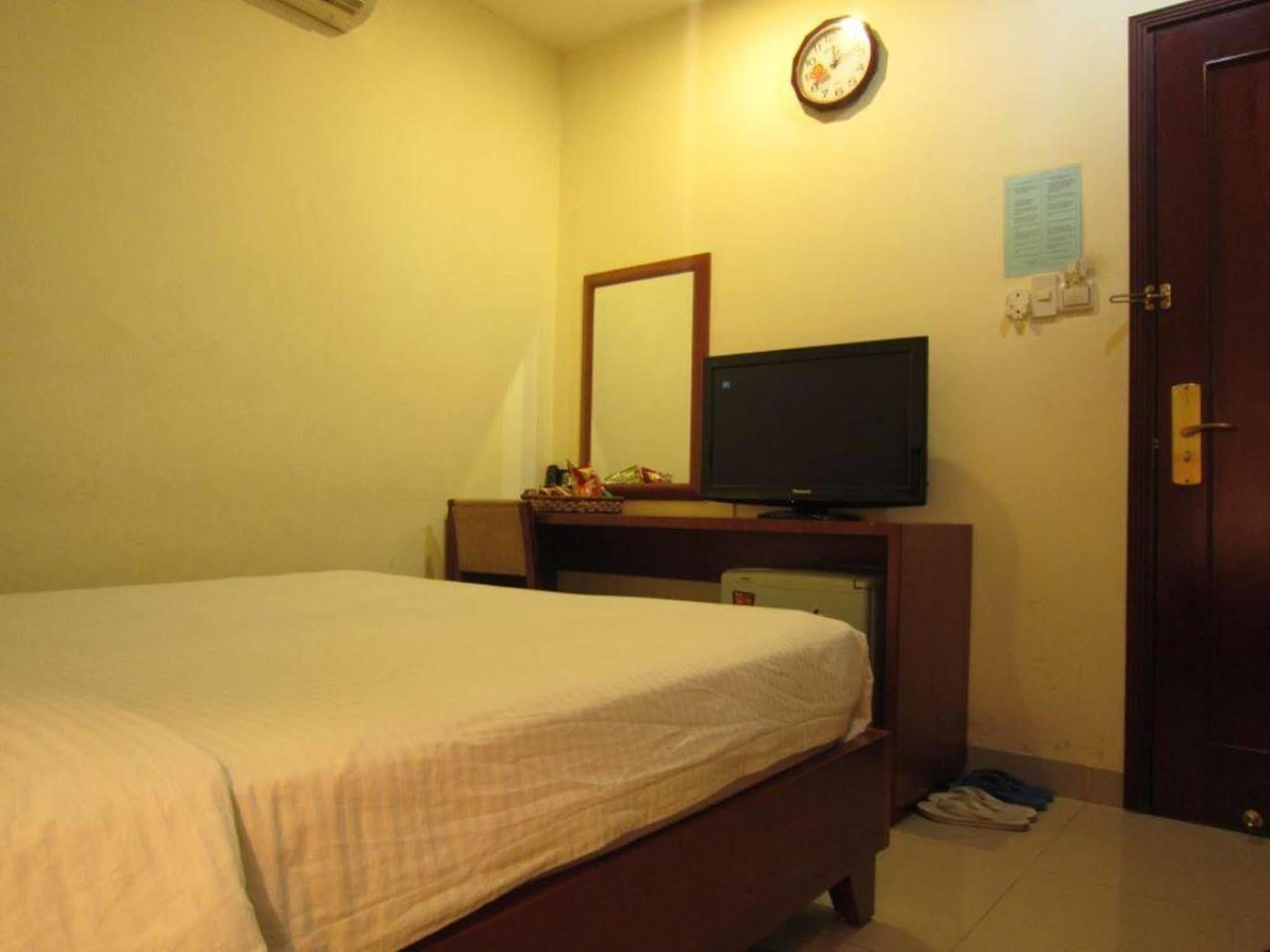 Reddoorz Ruby Star Hotel Truong Dinh Ho Chi Minh City Exterior photo